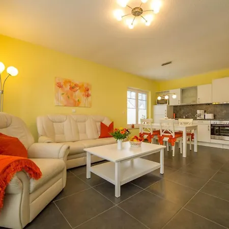 Appartementhaus Mit Meerblick Im Ostseebad Ho * Goehren (Ruegen)