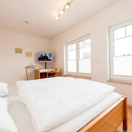 Appartementhaus Mit Meerblick Im Ostseebad Ho Goehren (Ruegen)