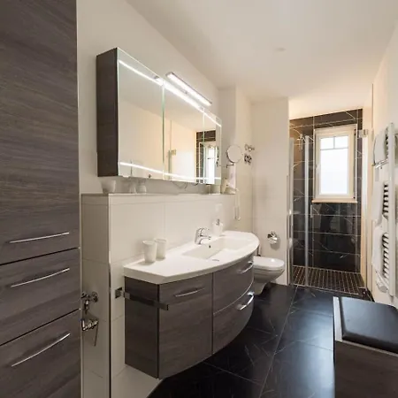 Appartementhaus Mit Meerblick Im Ostseebad Ho