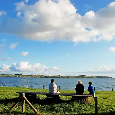Appartementhaus Mit Meerblick Im Ostseebad Ho